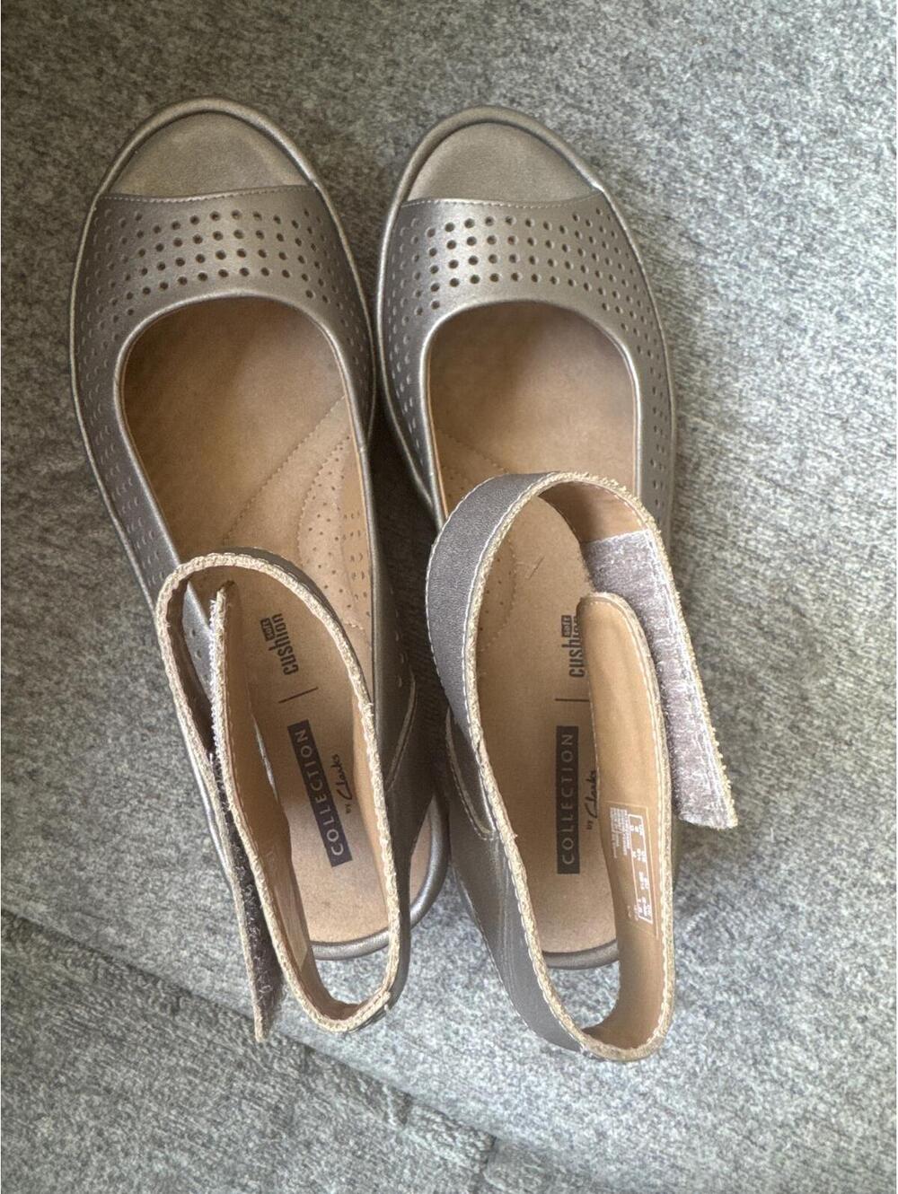 Clarks Collection Arla Jacory Metallic Wedge Sandals – Size 7M